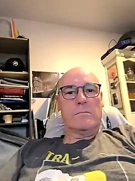 Snapshot of bogland33 chatting on 03/10/25, 07:40 bogland33 online show from 03/10/25, 07:40