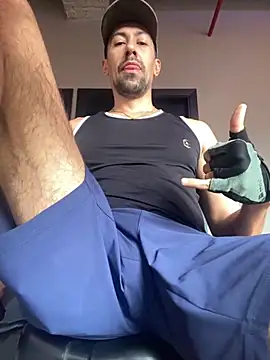 Snapshot of dantedesirexx chatting on 11/15/25, 08:16 dantedesirexx online show from 11/15/25, 08:16