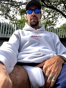 Snapshot of dantedesirexx chatting on 11/16/25, 02:22 dantedesirexx online show from 11/16/25, 02:22