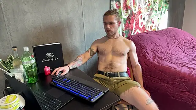 Snapshot of DaddydayDrinkzz chatting on 03/19/25, 11:03 DaddydayDrinkzz online show from 03/19/25, 11:03