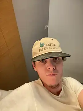 Snapshot of devinshd chatting on 12/23/24, 08:00 devinshd online show from 12/23/24, 08:00