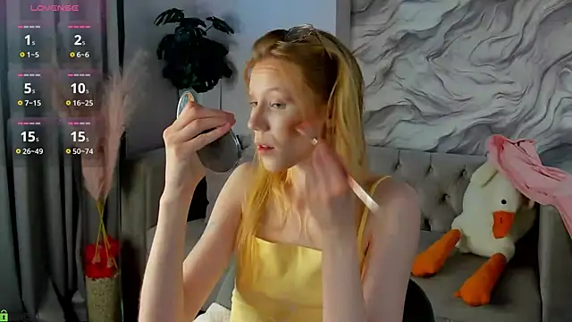 Snapshot of Esme_Runn chatting on 06/22/26, 03:25 Esme Runn online show from 06/22/26, 03:25