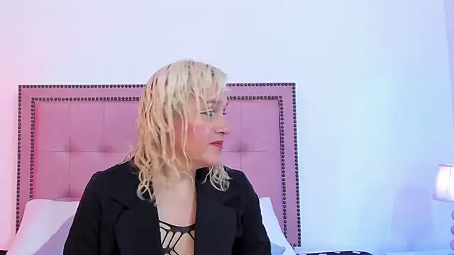 Snapshot of CarolinaGlamour chatting on 01/30/25, 07:48 CarolinaGlamour online show from 01/30/25, 07:48