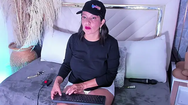 Slut Milf  online show from 09/22/25, 07:38