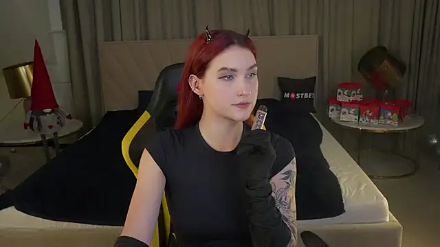 Magnetic Mia  online show from 01/04/25, 08:16