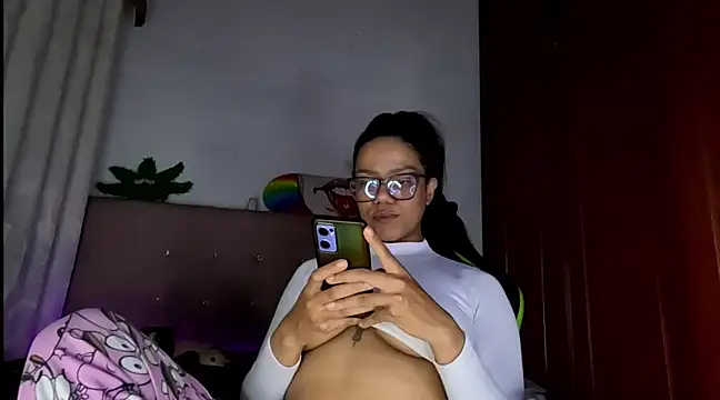 Snapshot of Ale_xandra chatting on 02/04/25, 01:45 Ale xandra online show from 02/04/25, 01:45
