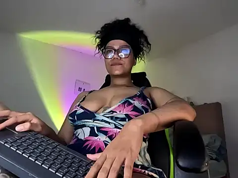 Snapshot of Ale_xandra chatting on 10/24/25, 01:57 Ale xandra online show from 10/24/25, 01:57