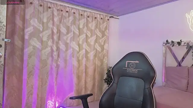 hina tay online show from 04/21/26, 03:24