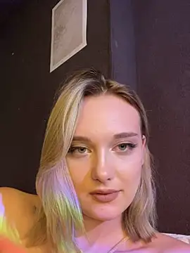 Snapshot of Alisa_Rise chatting on 03/22/25, 01:22 Alisa Rise online show from 03/22/25, 01:22