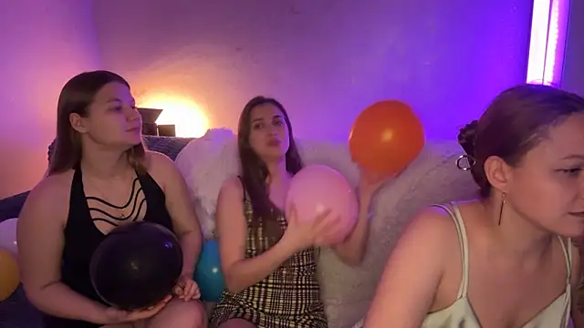 Snapshot of __2sya__ chatting on 11/21/25, 06:17 2sya online show from 11/21/25, 06:17