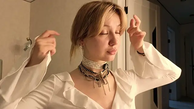 bonnyfloweer online show from 06/10/26, 04:17