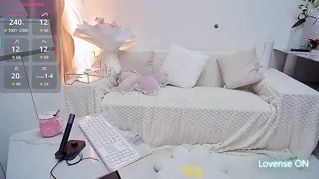 Snapshot of Feifei-cn chatting on 11/10/25, 01:32 Feifei-cn online show from 11/10/25, 01:32