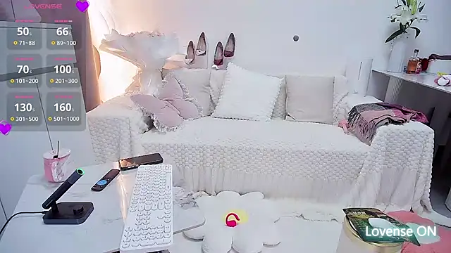 Snapshot of Feifei-cn chatting on 11/12/25, 11:25 Feifei-cn online show from 11/12/25, 11:25