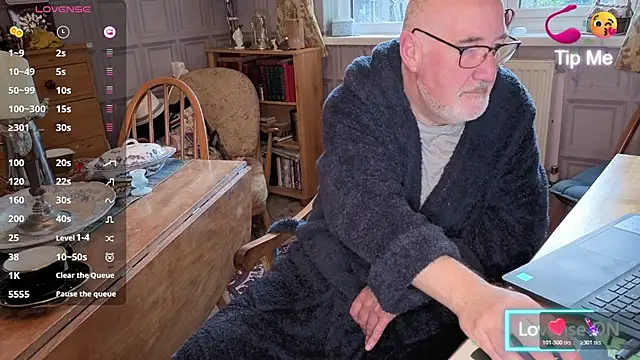 Adamdaddybear online show from 10/28/25, 07:34