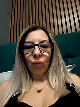 Snapshot of SukyGirl chatting on 01/03/25, 02:40 SukyGirl online show from 01/03/25, 02:40