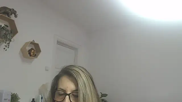 Snapshot of SukyGirl chatting on 02/18/25, 12:06 SukyGirl online show from 02/18/25, 12:06