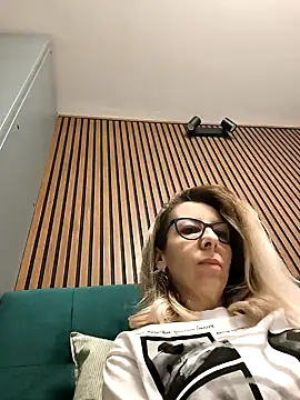 Snapshot of SukyGirl chatting on 02/19/25, 06:22 SukyGirl online show from 02/19/25, 06:22