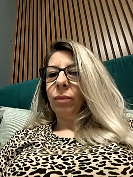 Snapshot of SukyGirl chatting on 02/19/25, 09:28 SukyGirl online show from 02/19/25, 09:28