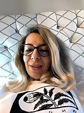 Snapshot of SukyGirl chatting on 02/23/25, 07:55 SukyGirl online show from 02/23/25, 07:55