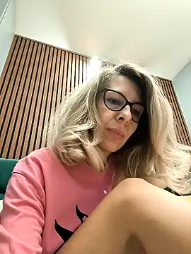 Snapshot of SukyGirl chatting on 03/03/25, 06:04 SukyGirl online show from 03/03/25, 06:04