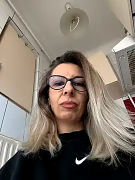 Snapshot of SukyGirl chatting on 03/04/25, 12:44 SukyGirl online show from 03/04/25, 12:44