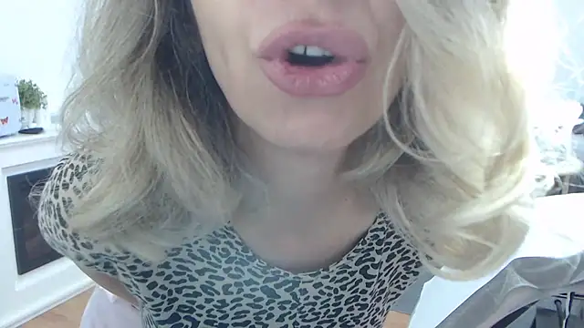 Snapshot of SukyGirl chatting on 03/07/25, 09:51 SukyGirl online show from 03/07/25, 09:51