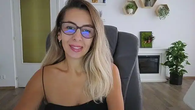 Snapshot of SukyGirl chatting on 09/17/25, 10:39 SukyGirl online show from 09/17/25, 10:39