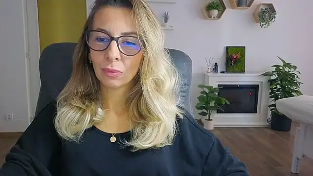 Snapshot of SukyGirl chatting on 10/21/25, 07:42 SukyGirl online show from 10/21/25, 07:42