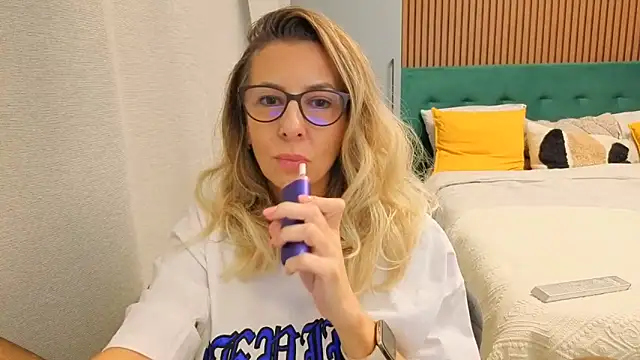 Snapshot of SukyGirl chatting on 10/22/25, 10:15 SukyGirl online show from 10/22/25, 10:15