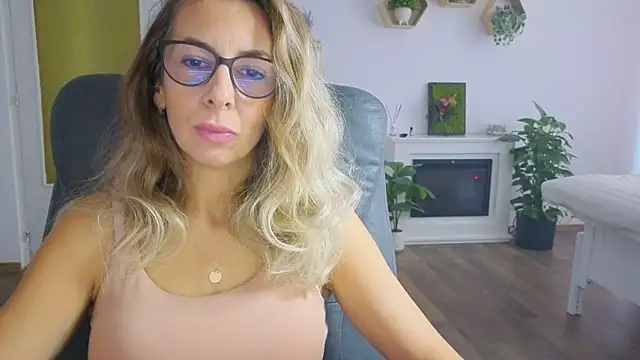 Snapshot of SukyGirl chatting on 10/31/25, 08:04 SukyGirl online show from 10/31/25, 08:04