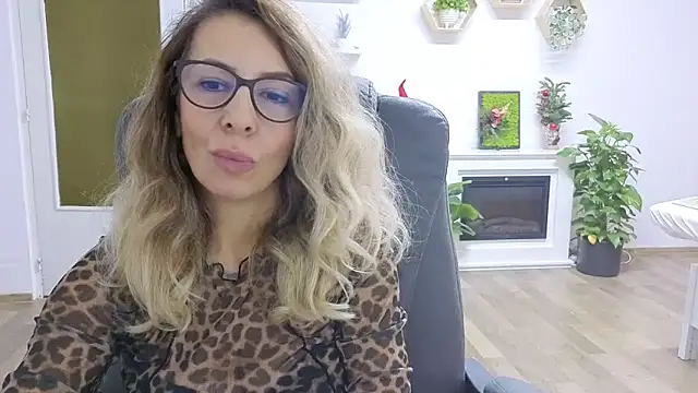 Snapshot of SukyGirl chatting on 11/17/25, 08:31 SukyGirl online show from 11/17/25, 08:31