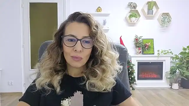 Snapshot of SukyGirl chatting on 12/02/25, 10:53 SukyGirl online show from 12/02/25, 10:53