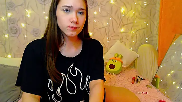 fluffy kitty  online show from 10/30/25, 09:04