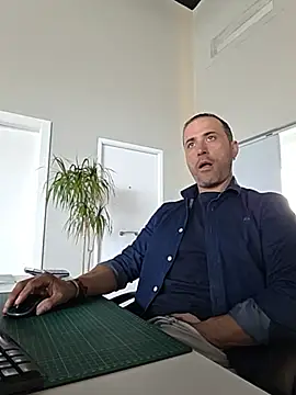 Snapshot of Lucas___81 chatting on 05/09/26, 09:47 Lucas 81 online show from 05/09/26, 09:47