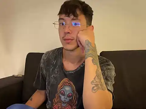 Snapshot of TheLeinad_Live chatting on 10/17/25, 04:04 TheLeinad Live online show from 10/17/25, 04:04