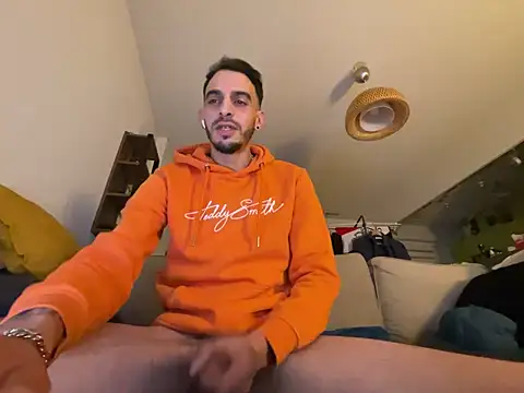 Snapshot of Rebeu313 chatting on 01/04/25, 01:21 Rebeu313 online show from 01/04/25, 01:21