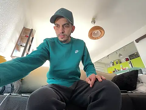 Snapshot of Rebeu313 chatting on 01/07/25, 01:57 Rebeu313 online show from 01/07/25, 01:57