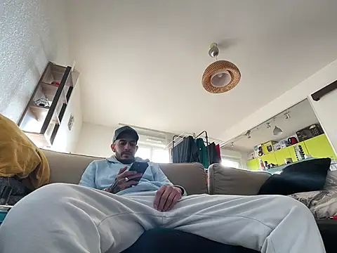 Snapshot of Rebeu313 chatting on 01/15/25, 02:35 Rebeu313 online show from 01/15/25, 02:35