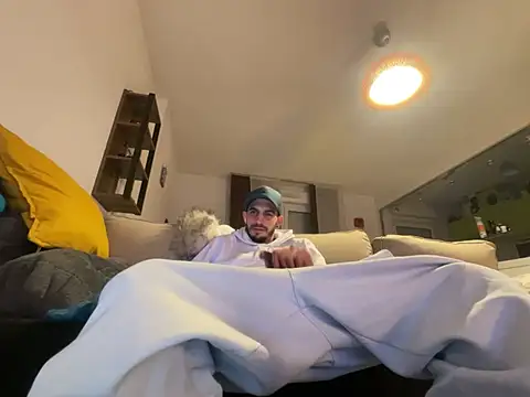 Snapshot of Rebeu313 chatting on 01/16/25, 11:16 Rebeu313 online show from 01/16/25, 11:16