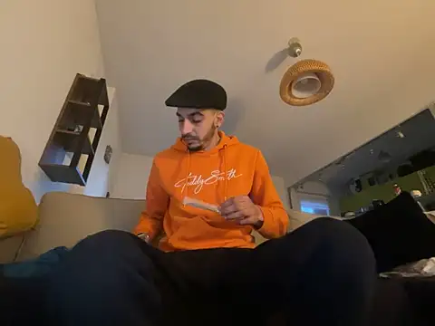 Snapshot of Rebeu313 chatting on 01/27/25, 05:15 Rebeu313 online show from 01/27/25, 05:15