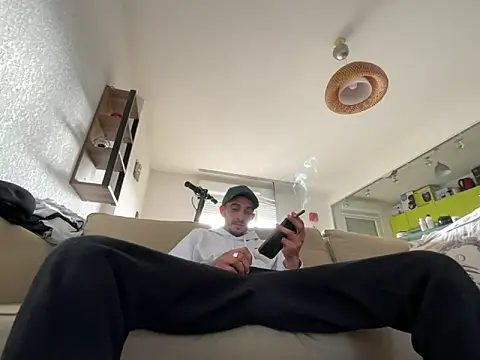 Snapshot of Rebeu313 chatting on 02/14/25, 02:33 Rebeu313 online show from 02/14/25, 02:33