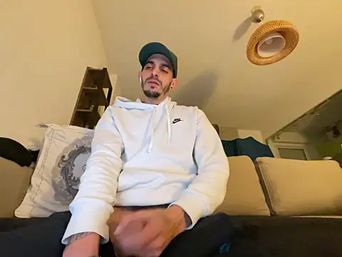 Snapshot of Rebeu313 chatting on 02/14/25, 11:31 Rebeu313 online show from 02/14/25, 11:31