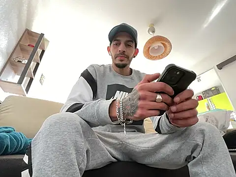 Snapshot of Rebeu313 chatting on 02/15/25, 01:38 Rebeu313 online show from 02/15/25, 01:38