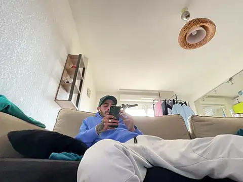 Snapshot of Rebeu313 chatting on 02/22/25, 12:08 Rebeu313 online show from 02/22/25, 12:08