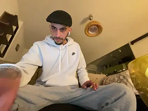 Snapshot of Rebeu313 chatting on 03/04/25, 10:16 Rebeu313 online show from 03/04/25, 10:16