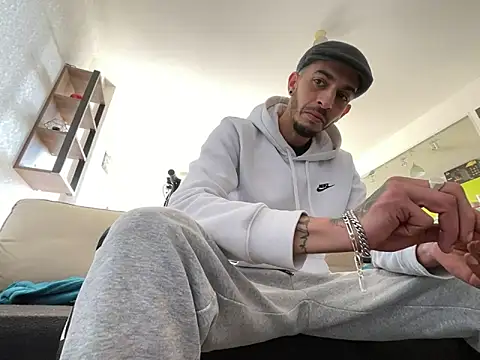 Snapshot of Rebeu313 chatting on 03/05/25, 02:34 Rebeu313 online show from 03/05/25, 02:34