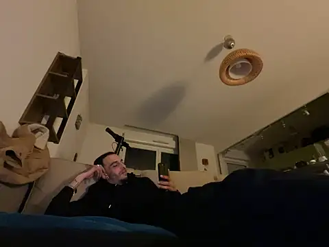 Snapshot of Rebeu313 chatting on 03/16/25, 01:07 Rebeu313 online show from 03/16/25, 01:07