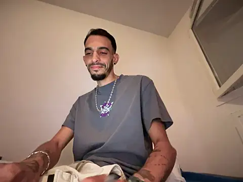 Snapshot of Rebeu313 chatting on 09/15/25, 07:25 Rebeu313 online show from 09/15/25, 07:25