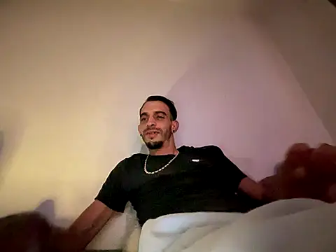 Snapshot of Rebeu313 chatting on 09/26/25, 05:11 Rebeu313 online show from 09/26/25, 05:11