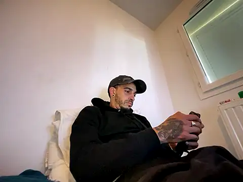 Snapshot of Rebeu313 chatting on 10/18/25, 11:00 Rebeu313 online show from 10/18/25, 11:00